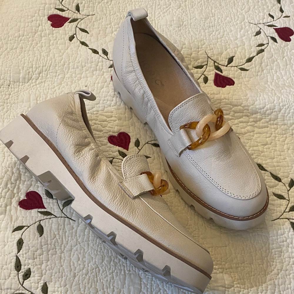 Vionic Cream Loafers with Amber Detail